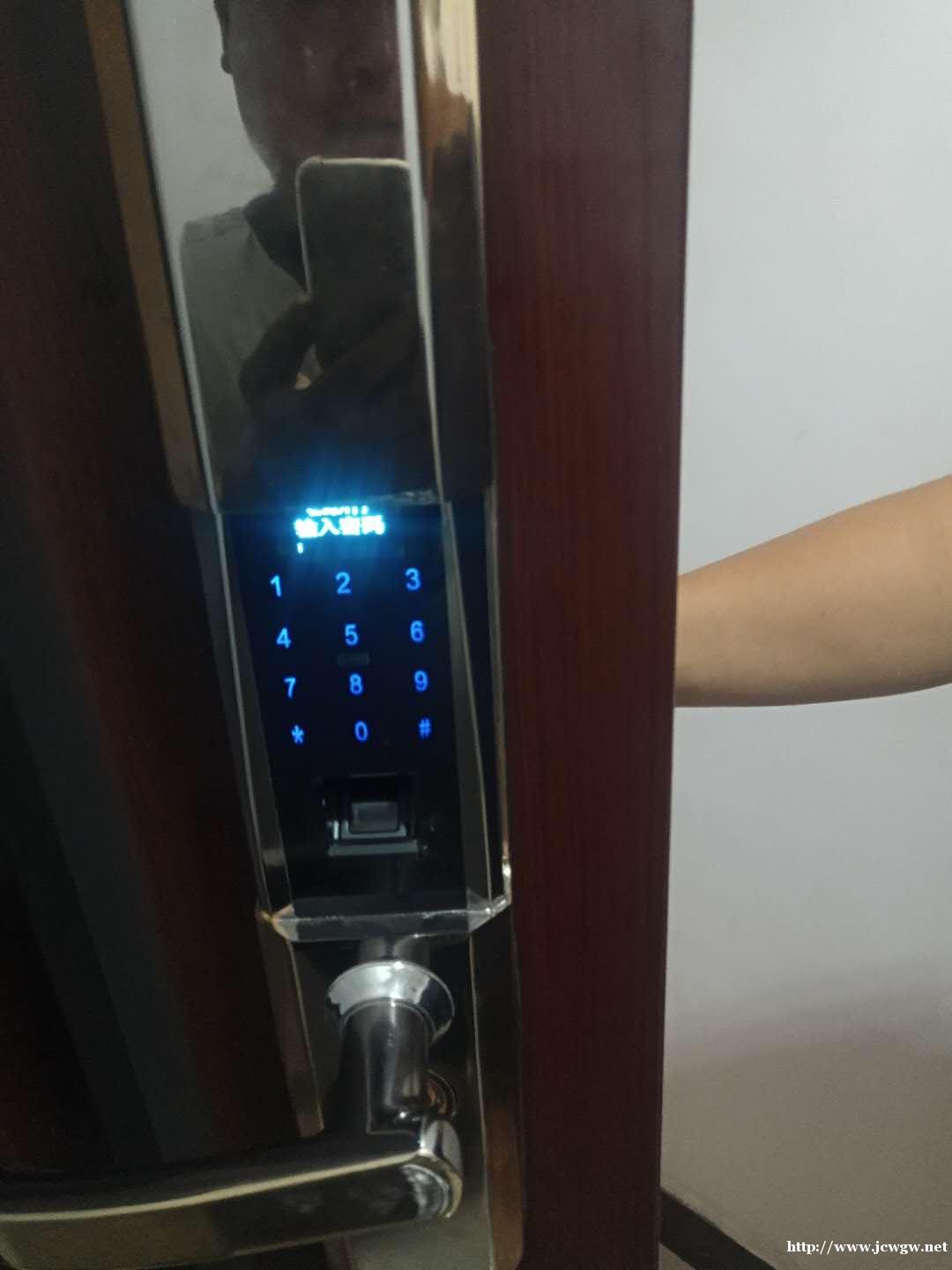 VOC指纹锁上门安装