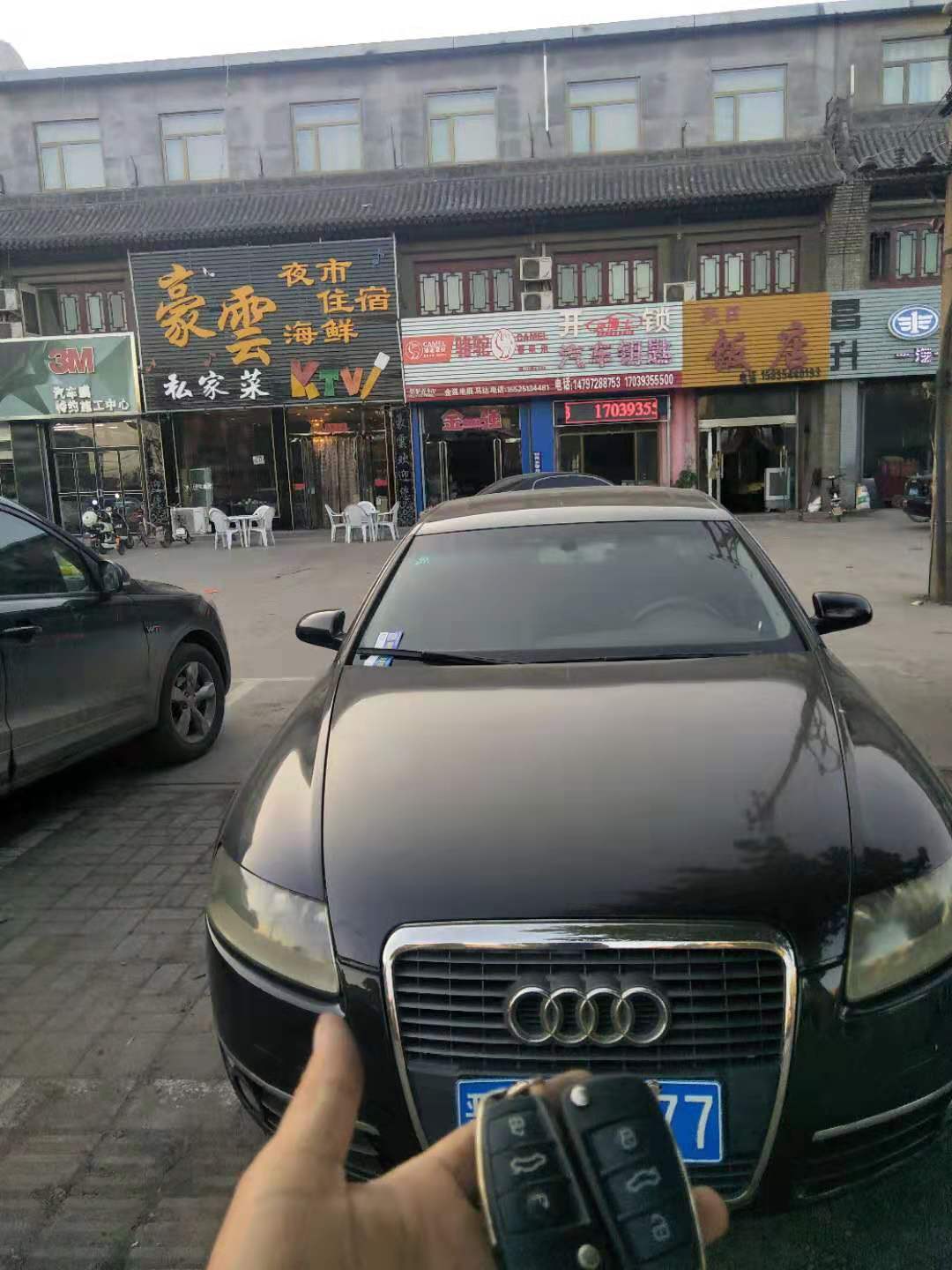 车钥匙锁在车里怎么办学会这招不用砸