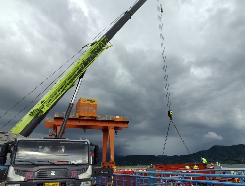 在东方吊车出租服务中，必须确保吊车具备必要的保险。