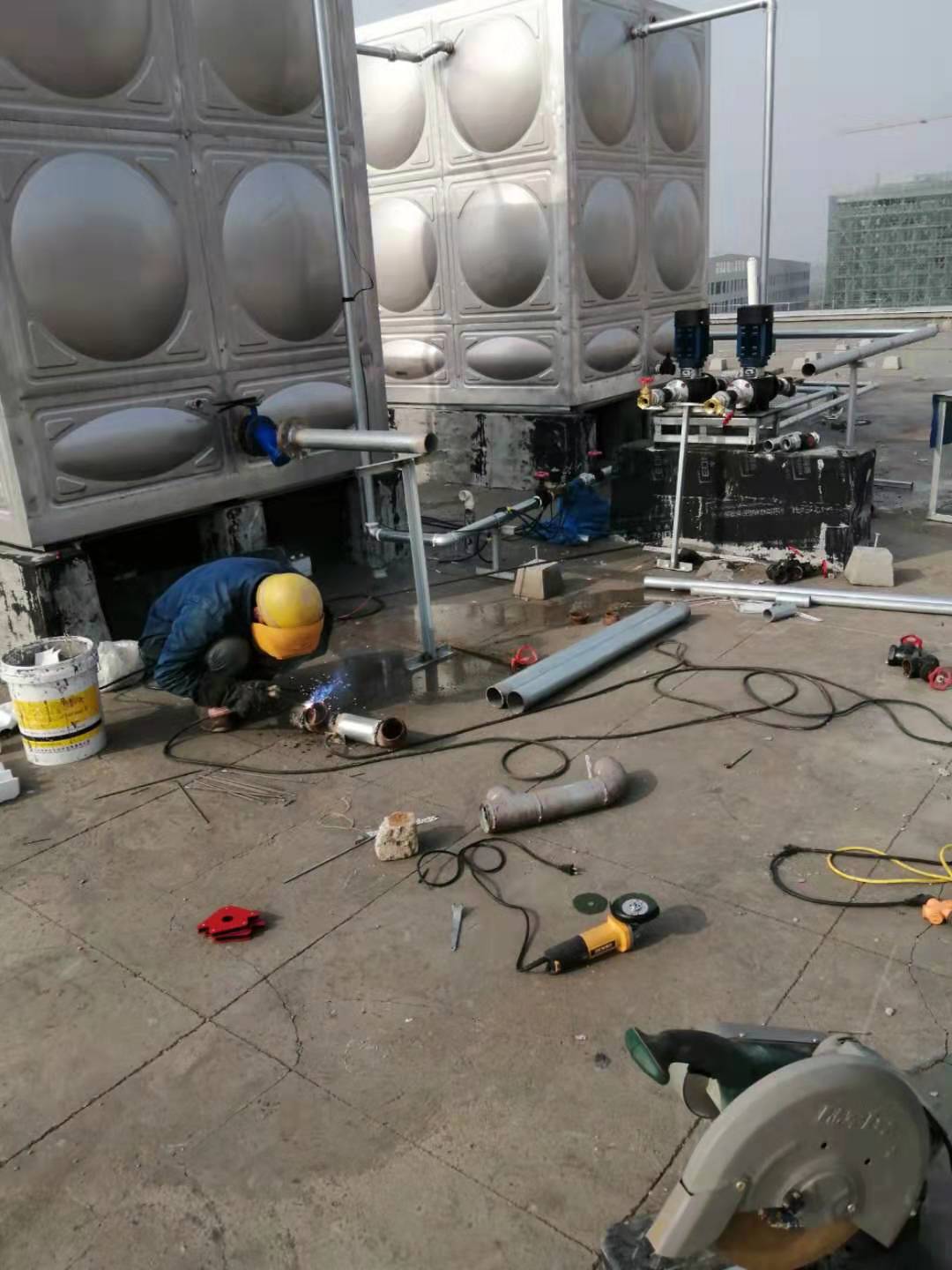 维修太阳能漏水 更换上下水管道