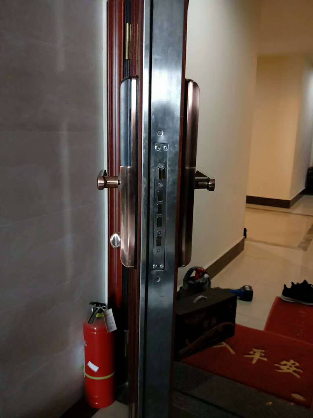 24小时上门开锁换锁芯