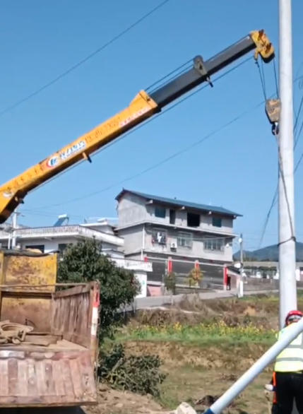 为什么雨季凯里随车吊出租更紧张？提前预约有技巧​