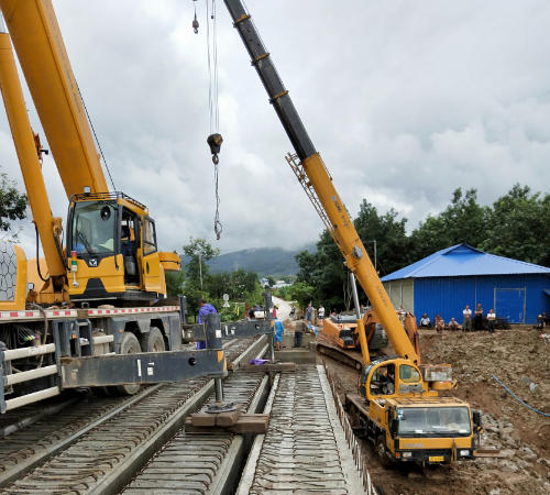 西双版纳起重公司是如何进行定期安全检查和培训的？