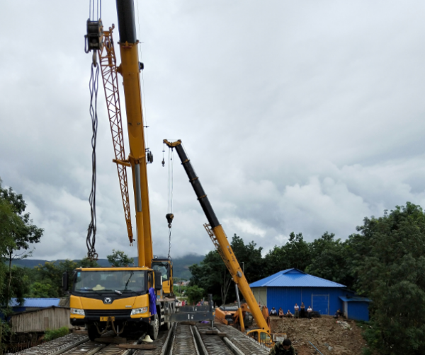 在临时施工现场进行吊车作业时，如何设置临时防护措施？