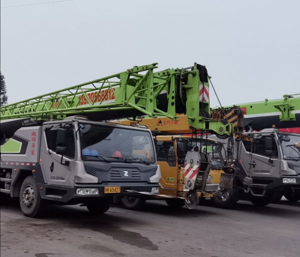 光伏电站吊装专业之选！大吨位吊车出租，复杂工况解决方案
