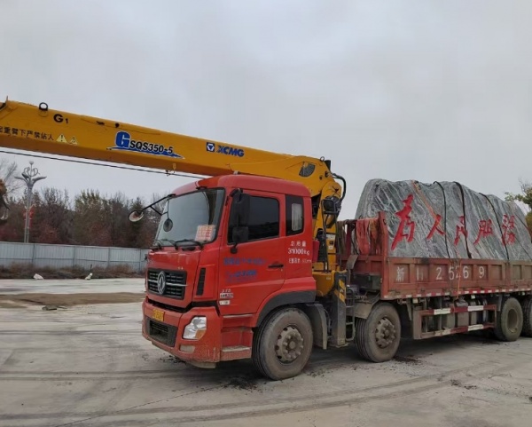 吊车租赁新选择！富蕴专业团队，安全高效，吊装无烦恼！​