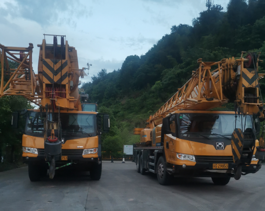 吊车在进行设备吊装使用时,什么样的工作环境是比较困难的？