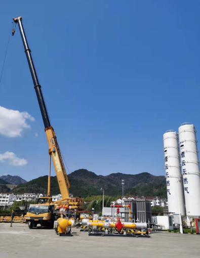 吊车在工地、仓储和制造业中扮演着什么重要的角色？