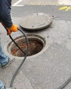 在进行管道疏通操作时，需要注意哪些安全问题？