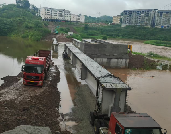 在租赁期间，如何处理设备的突发故障和维修问题？