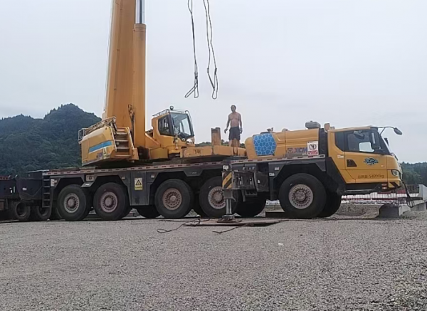 在签订吊车租赁合同前，客户应如何审核合同条款以确保自身权益？