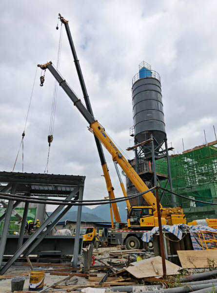 在建筑行业中，蒙自吊车出租的积极作用是什么？