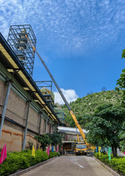 蒙自吊车出租索具遵循良好的吊装经验。