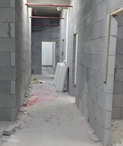 轻质砖隔墙的基层处理不合格会引发哪些问题？