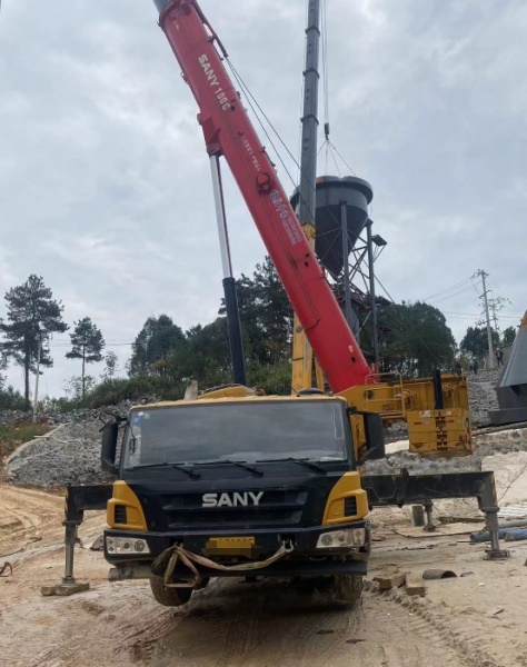 不了解吊车的防风装置性能，在大风天气作业安全吗？