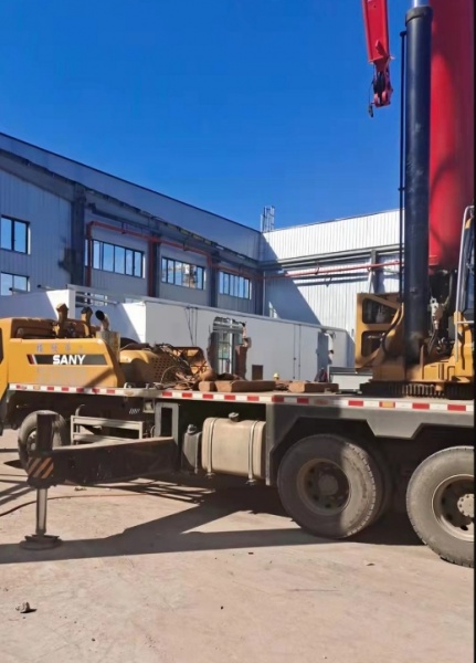 若租赁公司司机不配合工程现场管理，如何协调约束？