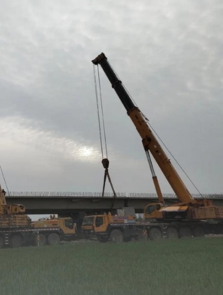 对于大型吊车操作，有哪些必备的安全防护措施？