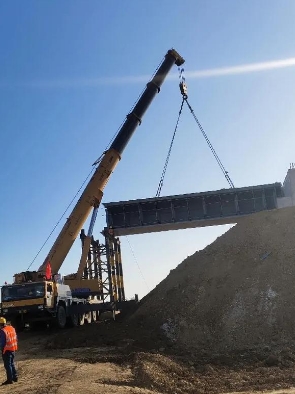 在工程建设中，吊车的作用和重要性体现在哪些方面？