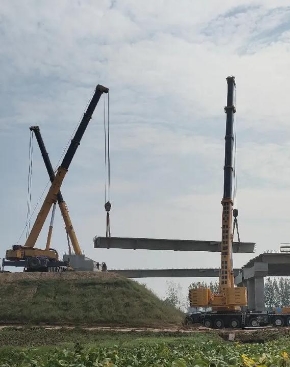 针对不同类型的建筑结构，如何选择合适的吊车类型？