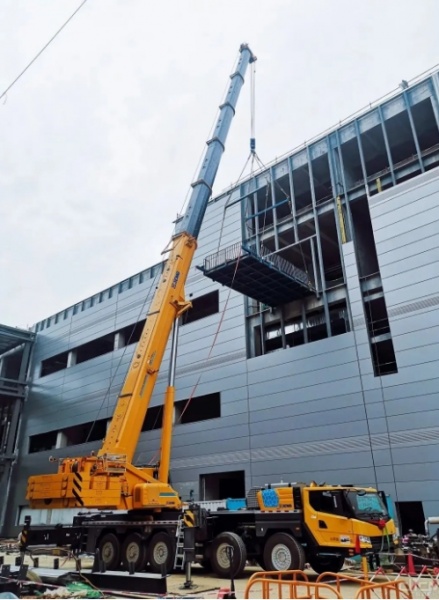 吊车的吊装作业需要哪些辅助工具和设备的支持？