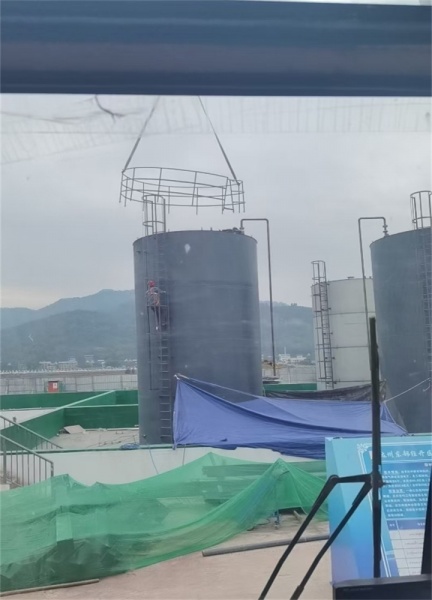 在恶劣天气条件下，吊车出租如何保障作业安全？