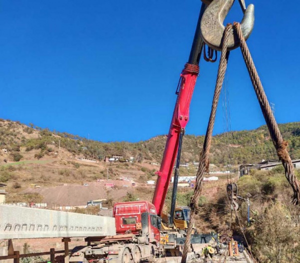 大理哪里能租到带专业操作员的吊车？​