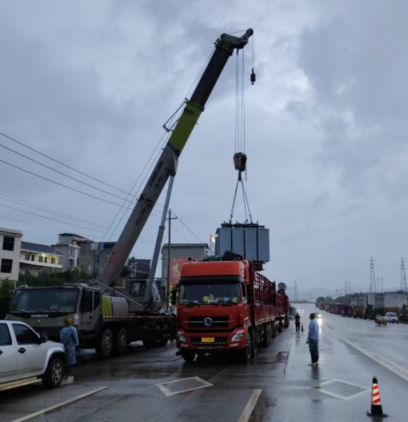 小型8吨吊车出租为何在城区管道施工中更受欢迎？