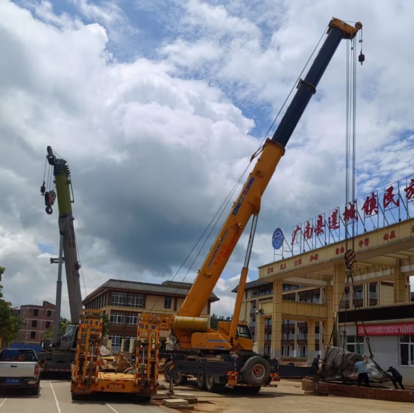 雨季施工时如何确保吊车租赁作业的安全系数达标？