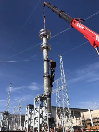 物流园区和货运场所，吊车是货物装卸和搬运的重要工具。