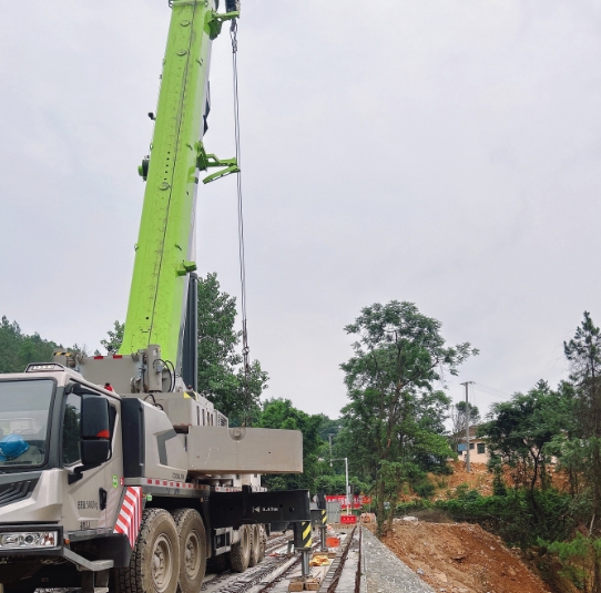 吊车租赁在仓储物流中发挥着重要作用。