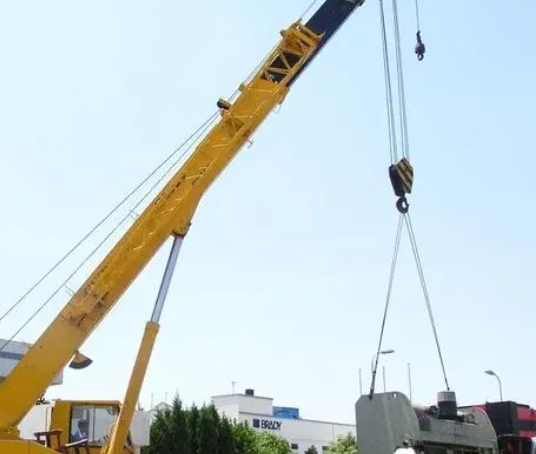 吊车在施工前是否需要提前进行现场检查，这些检查是否需要额外费用？