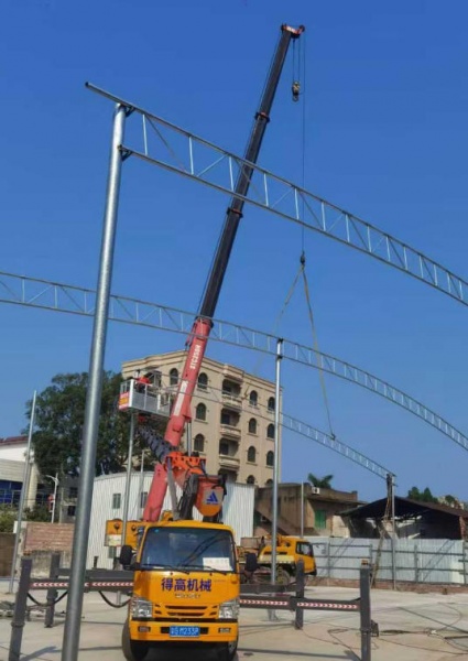 为什么道路救援过程中使用的吊车通常重量较轻？