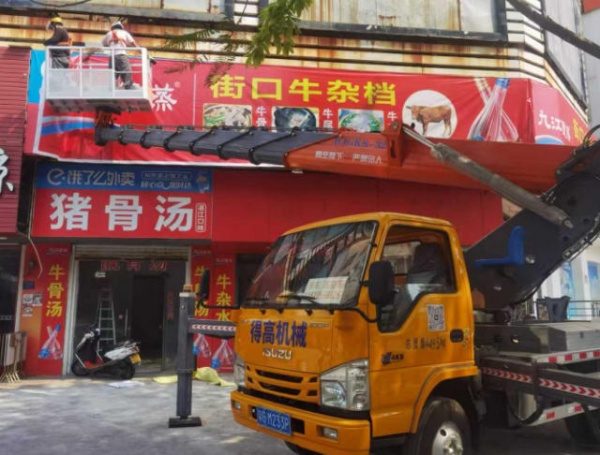 吊车的照明和电气设备在确保工作安全方面发挥着哪些关键作用？