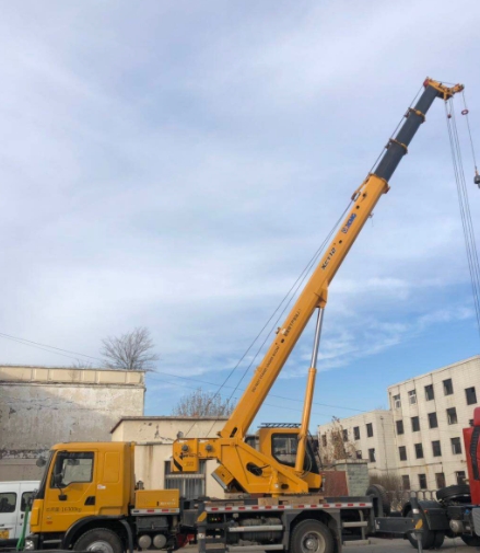 在选择吊车时，我们是否需要核实和比较租赁价格和条款？