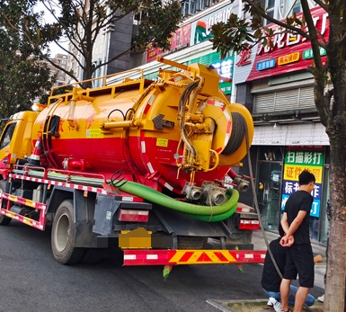 在个旧乡下需要抽粪联系县城疏通师傅可以到现场吗？