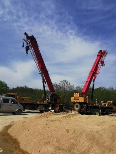 当吊车遇到不平整的地面时操作人员应该采取哪些措施？