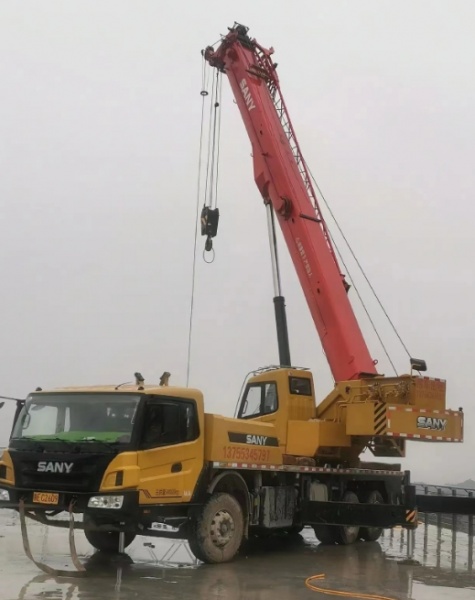 在吊车租赁前如何对施工现场进行充分评估？