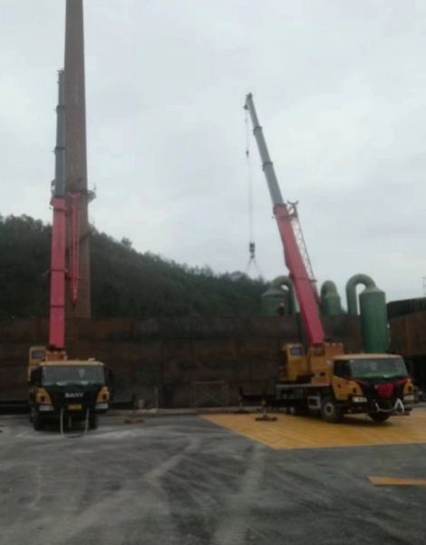 在吊装作业中，应如何使用适当的安全装置？