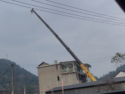 当吊车的重心超过稳定范围时，应如何调整以确保安全？