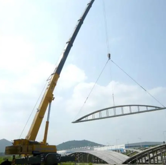 吊车在起重的前后有哪些事项需要特别注意？