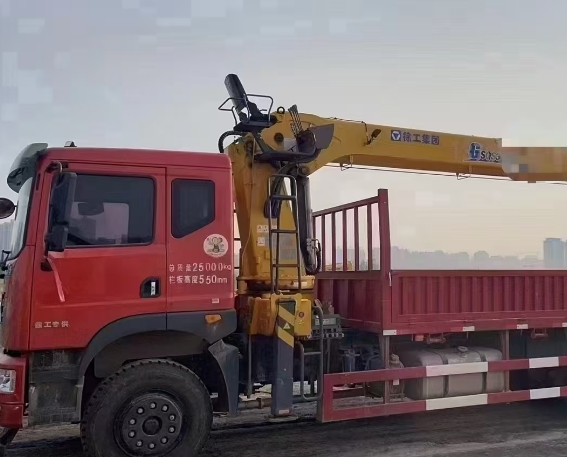 起重过程中如何应对突发的电力故障？