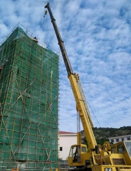 吊装大型广告牌怎样确保安装牢固？