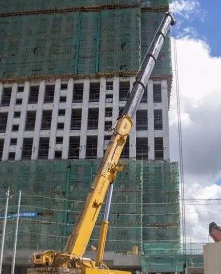 如何提高吊车在陡坡上的吊装稳定性？