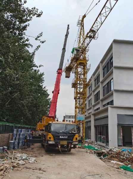 如何保障吊车在危险化学品运输中的安全？