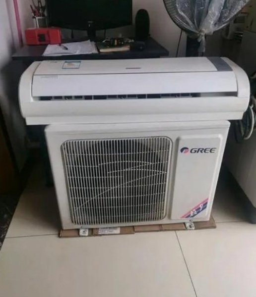 空调维修过程中如何避免损坏其他零部件？