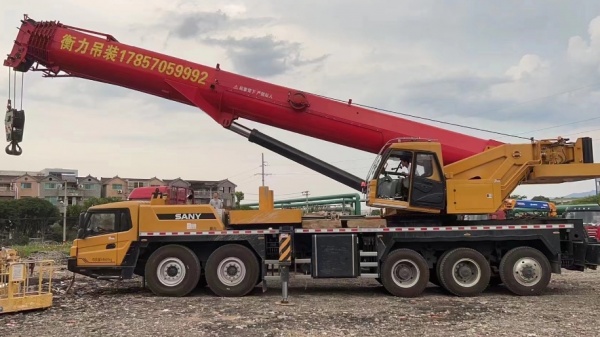 怎样根据不同的吊装场地条件选择合适的吊车支腿方式？