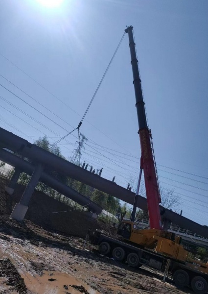 对于高空吊篮的吊装，吊车操作有哪些关键注意事项？