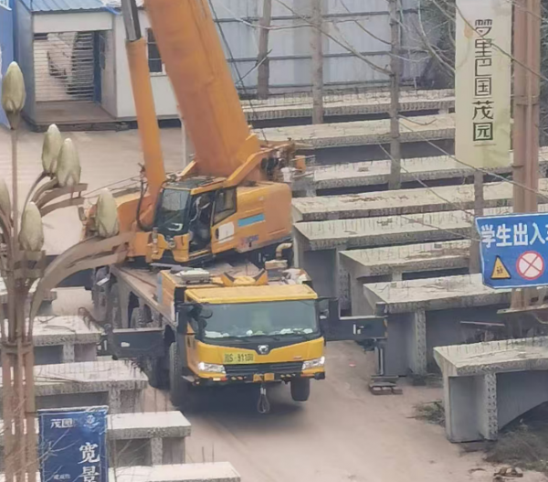 如何通过培训提升吊车操作人员的专业技能和服务意识？