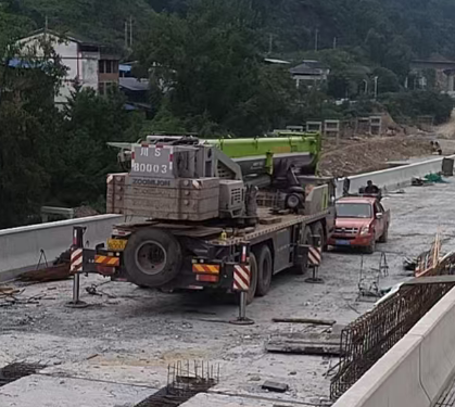 如何根据工程项目的具体情况选择合适的吊车类型和配置？