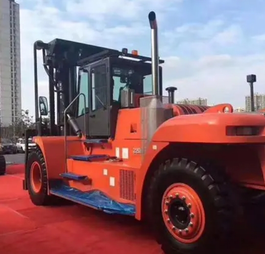 如何保证叉车装卸过程中货物的重心平衡？